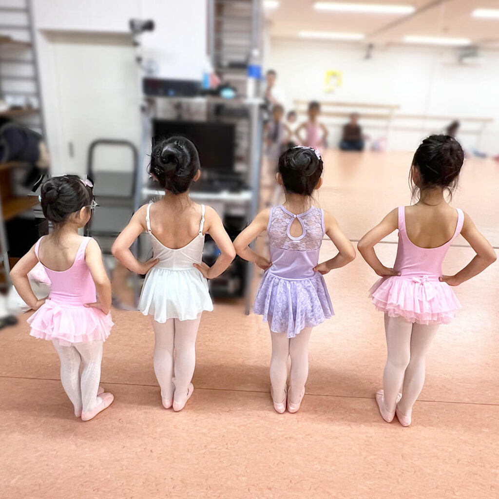 バレエジュニアポーズ クラスのご案内と料金｜Yorozu Ballet Studio｜滋賀県草津市のバレエ教室